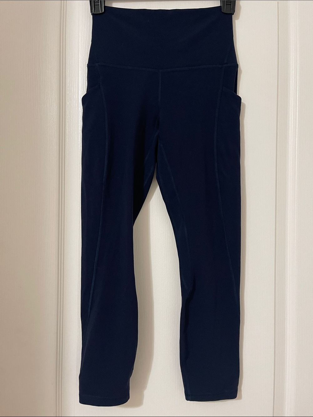 Lululemon navy blue leggings excellent condition
Waist:12.5”
Inseam:22.5”